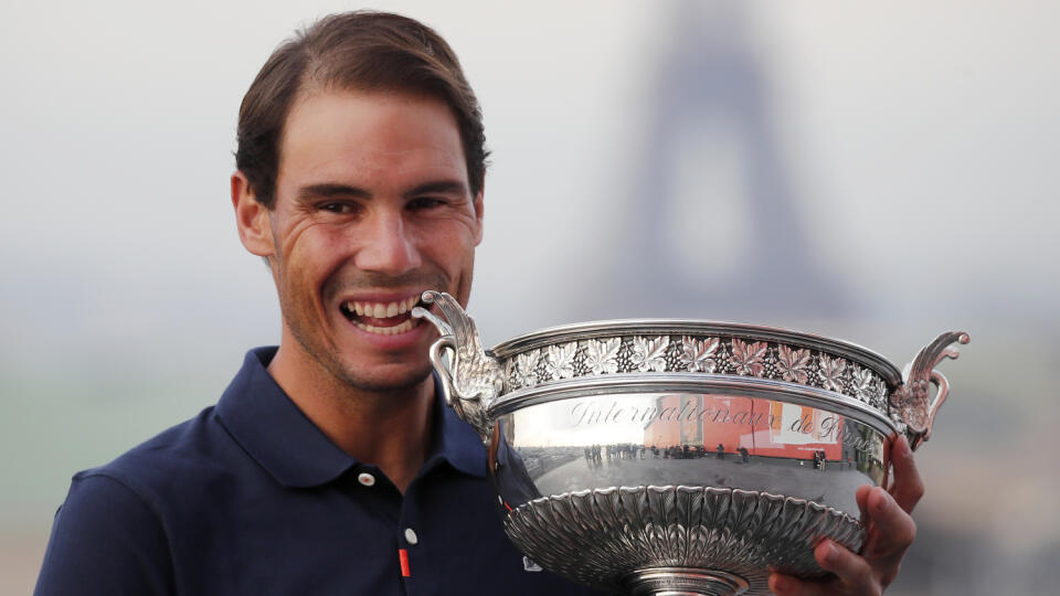 Rafael Nadal pózuje s trofejou počas fototermínu na streche Galérie Lafayette v Paríži po jeho triumfe na Roland Garros.