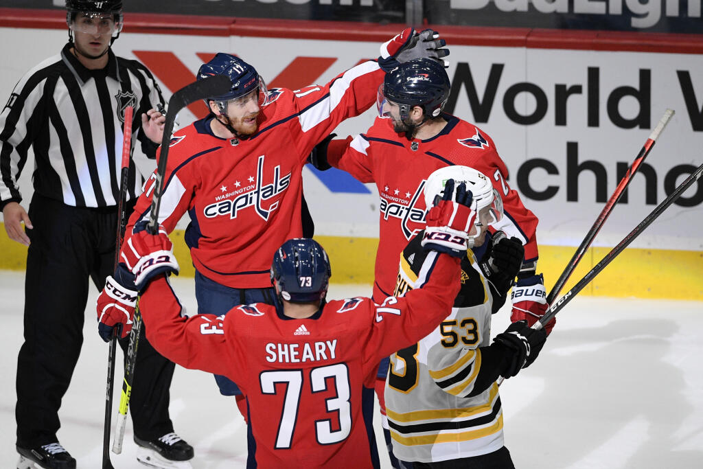 WA 10 Washington - Hokejisti Washingtonu Capitals Michael Raffl (17), Conor Sheary (73) a Justin Schultz (2) sa tešia po strelení gólu Raffla v zápase zámorskej hokejovej NHL Washington Capitals - Boston Bruins vo Washingtone v utorok 11. mája 2021. FOTO TASR/AP
Washington Capitals left wing Michael Raffl (17) celebrates his goal with left wing Conor Sheary (73) and defenseman Justin Schultz (2) during the third period of an NHL hockey game as Boston Bruins center Cameron Hughes (53) skates a