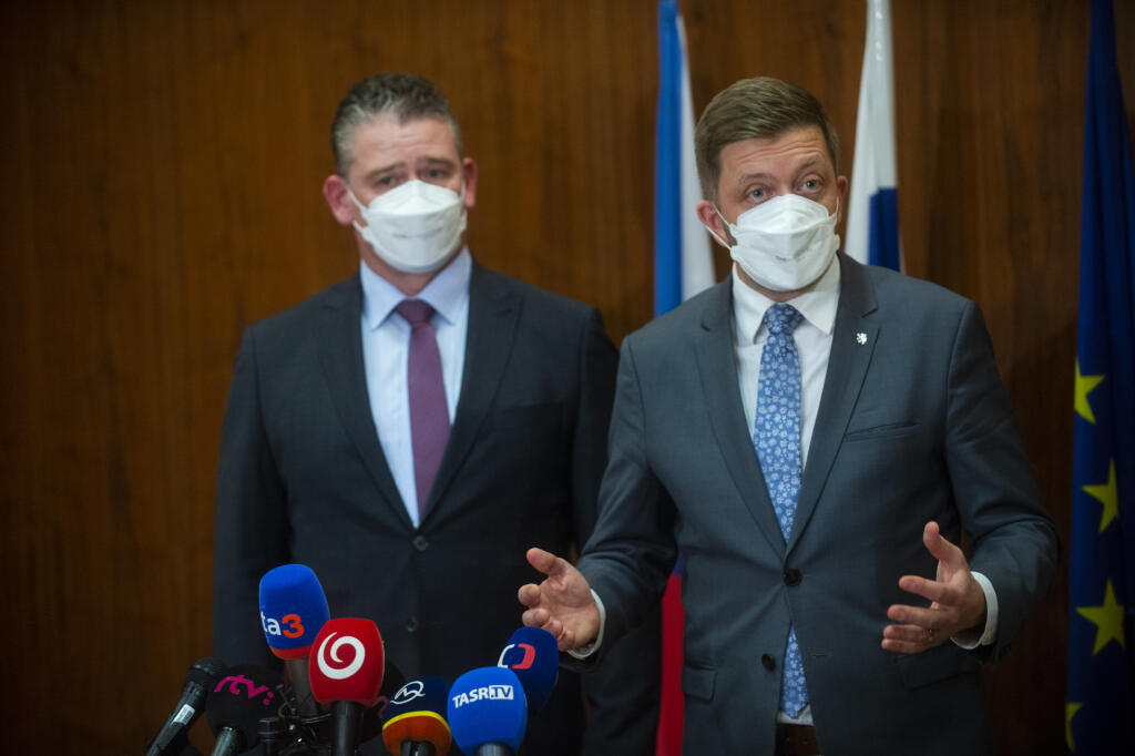 Na snímke zľava minister vnútra SR Roman Mikulec (OĽaNO) a minister vnútra ČR Vít Rakušan počas spoločnej tlačovej konferencie po stretnutí 25. januára 2022 v Bratislave. FOTO TASR - Jakub Kotian