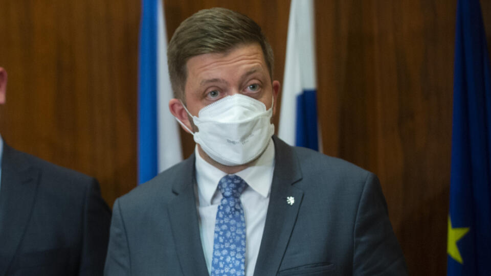 Na snímke zľava minister vnútra SR Roman Mikulec (OĽaNO) a minister vnútra ČR Vít Rakušan počas spoločnej tlačovej konferencie po stretnutí 25. januára 2022 v Bratislave. FOTO TASR - Jakub Kotian