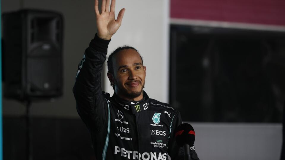 Lewis Hamilton predviedol svoje schopnosti aj pri zoskoku z lietadla.