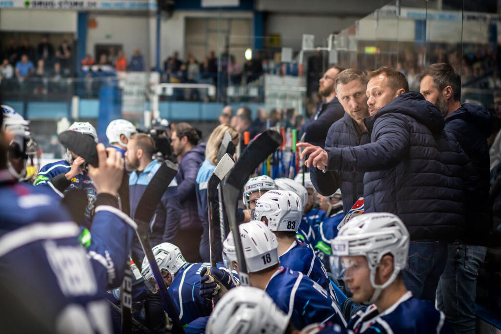 Na snímke je tréner HK Nitra Antonín Stavjaňa v šiestom zápase finále Kaufland play off Tipos extraligy medzi HK Nitra - HC Slovan Bratislava.