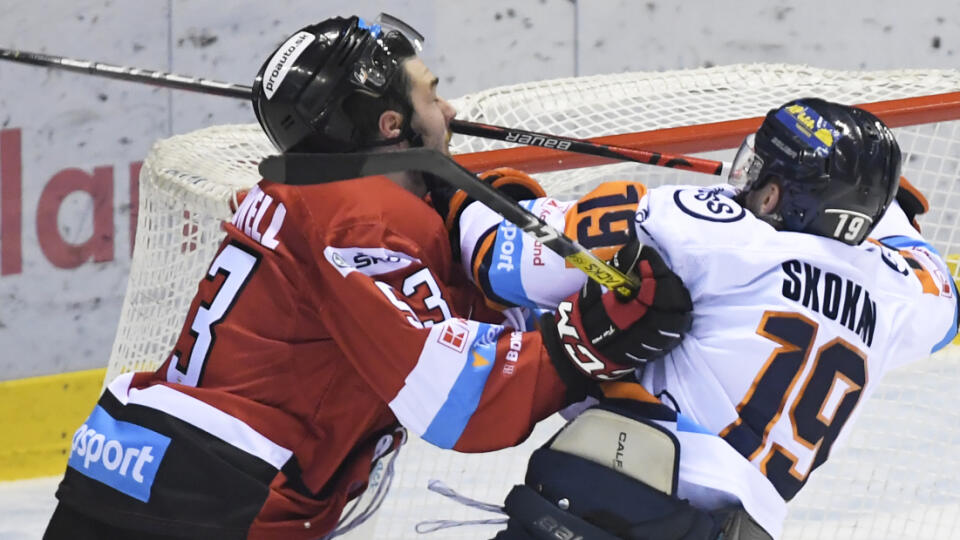 Na snímke uprostred Dávid Skokan (Košice), vľavo Jacob Cardwell (Banská Bystrica), vpravo dole brankár Tyler Beskorowany (Banská Bystrica) v zápase 17. kola hokejovej Tipsport Ligy HC Košice -  HC'05 iClinic Banská Bystrica  v Košiciach 27. októbra 2019. FOTO TASR – František Iván