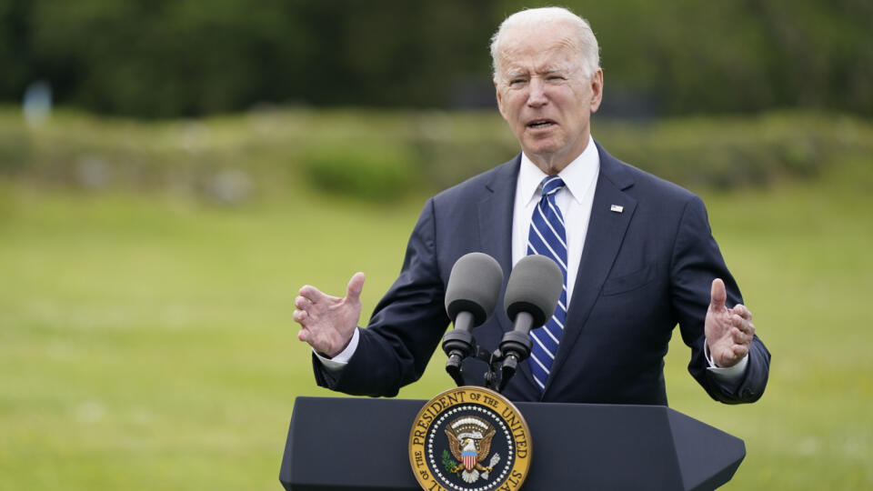 JB 54 St. Ives - Americký prezident Joe Biden počas brífingu o globálnom vakcinačnom úsilí jeho administratívy proti COVID-19 v meste St. Ives v britskom Cornwalle, na juhu Anglicka 10. júna 2021. Summit lídrov priemyselne najvyspelejších krajín zo skupiny G7 sa uskutoční v britskom Cornwalle 11.- 13. júna. FOTO TASR/AP
President Joe Biden speaks about his administration's global COVID-19 vaccination efforts ahead of the G-7 summit, Thursday, June 10, 2021, in St. Ives, England. (AP Photo/Patri