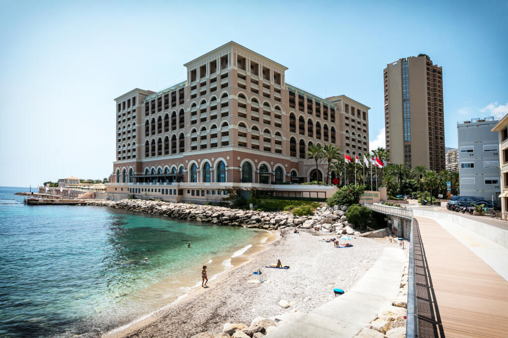 Na snímke je luxusný hotel Monte-Carlo Bay. V pozadí sa nachádza apartmánový dom, kde býva hviezda formuly jeden Lewis Hamilton.