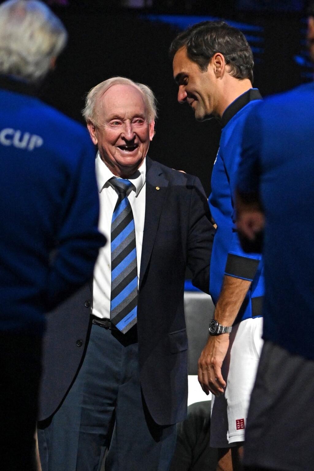 Aj Rod Laver prišiel zatriasť rukou Rogerovi Federerovi.