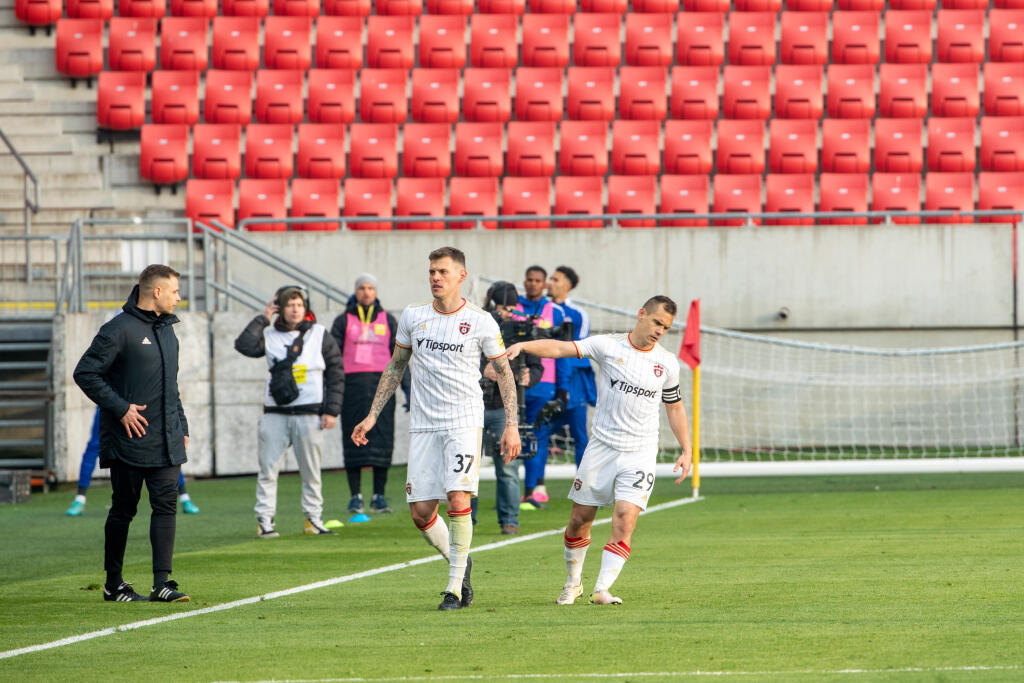 Na snímke je ligového derby v Trnave kde futbalisti ŠK Slovan Bratislava zvíťazili v nedeľnom šlágri 4. kola nadstavbovej skupiny o titul vo Fortuna lige na štadióne FC Spartak Trnava 1:0. Na fotke je Martin Škrtel, ktorého v 57. minúte vylúčil hlavný rozhodca.