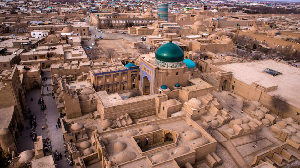 Výhľad z minaretu Islam Hodža ohúri každého cestovateľa. Celé mesto mi zrazu ležalo pod nohami.