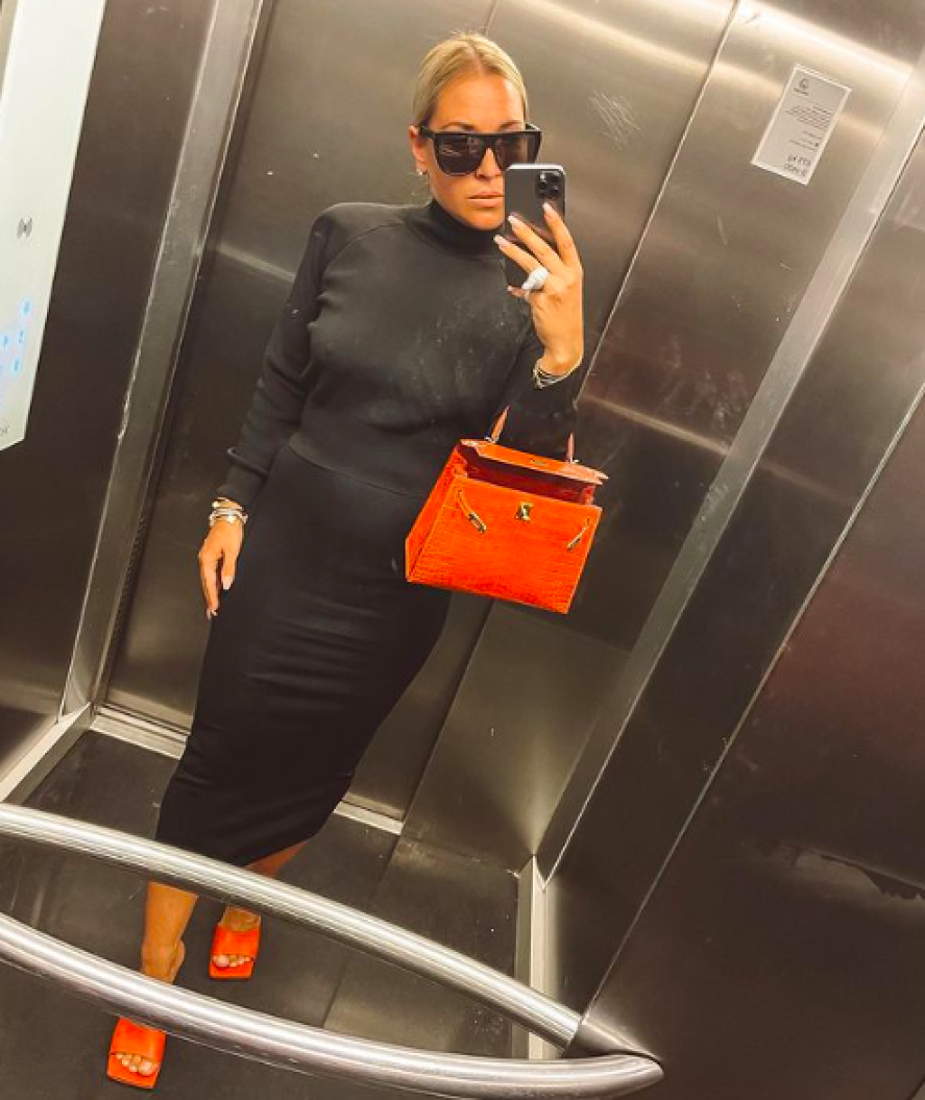 Červená kabelka Hermès Kelly z krokodílej kože stojí neuveriteľných 30-tisíc eur.
