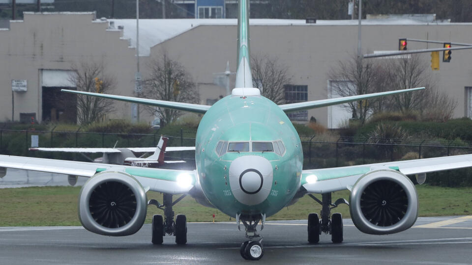 WA 31 Renton - Boeing 737 Max pre leteckú spoločnosť Norwegian Air International sa pripravuje na testovací let na letisku v americkom Rentone v stredu 11. decembra 2019. Americký Federálny úrad pre letectvo (FAA) do konca tohto roka nepovolí návrat lietadiel Boeing 737 MAX na oblohu. Vyhlásil to v stredu šéf úradu Steve Dickson.Tieto stroje sú stiahnuté z prevádzky od marca 2019 po dvoch tragických nehodách v priebehu piatich mesiacov. FOTO TASR/AP
A Boeing 737 Max airplane being built for