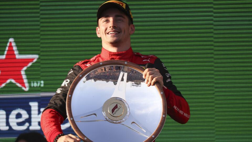 Monačan Charles Leclerc z  tímu Ferarri sa teší po triumfe na Veľkej cene Austrálie, tretích pretekoch tohtoročného seriálu majstrovstiev sveta F1 v Melbourne v nedeľu 10. apríla 2022. Na druhom mieste prišiel do cieľa Mexičan Sergio Perez z Red Bullu, tretí finišoval Brit George Russell na Mercedese.