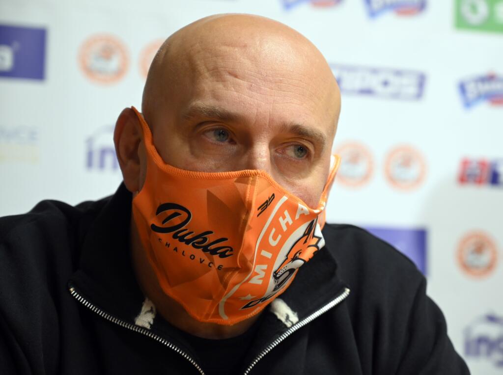 Na snímke tréner HK Dukla Ingema Michalovce Miroslav Chudý na tlačovej konferencii po zápase 13. kola Tipos Extraligy v hokeji HK Dukla Ingema Michalovce – HC 05 Banská Bystrica v nedeľu 15. novembra 2020 v Michalovciach. FOTO TASR - Roman Hanc