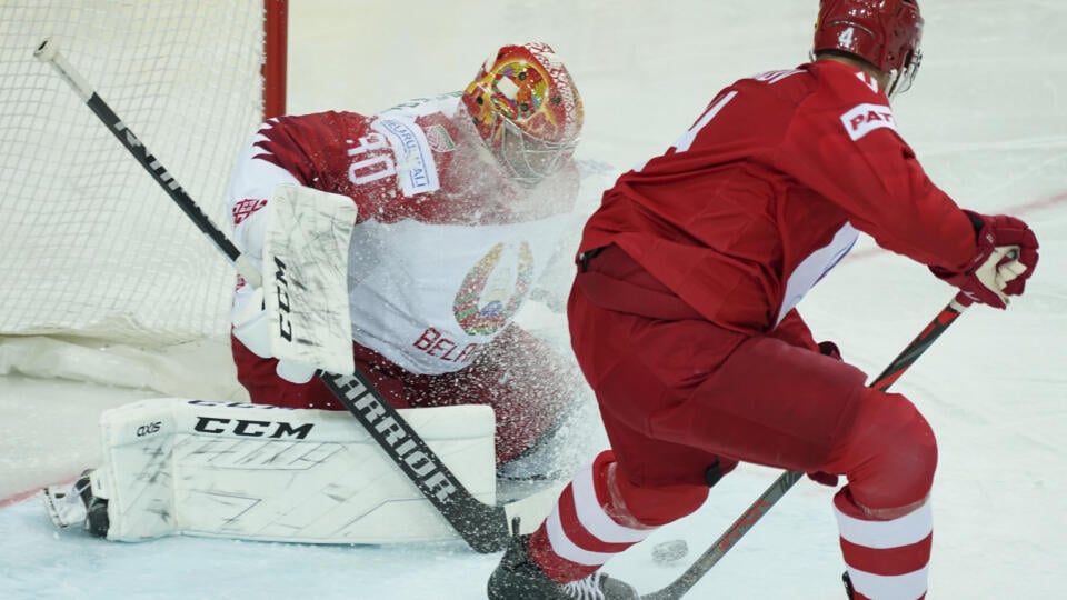 KK28 Riga - Ruský hokejista Vladislav Gavrikov strieľa gól počas zápasu základnej A-skupiny Rusko - Bielorusko na 84. majstrovstvách sveta v ľadovom hokeji v lotyšskej Rige v utorok 1. júna 2021. FOTO TASR/AP
Vladislav Gavrikov of Russia, right, shoots on goal during the Ice Hockey World Championship group A match between Russia and Belarus at the Olympic Sports Center in Riga, Latvia, Tuesday, June 1, 2021. (AP Photo/Oksana Dzadan)