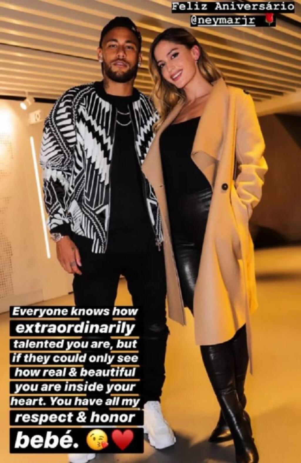 Momentálne má rNeymar andiť s americkou modelkou Nataliou Baulichovou, ktorú prebral kamarátovi spevákovi Malumovi.