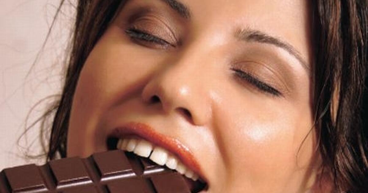 Сон ем шоколад. Ест шоколад. Девушка в шоколаде. Девушка с шоколадкой. Шоколадная зависимость.