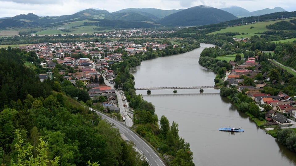 Z hradu vyzerá všetko inak. Božský výhľad dáva zabudnúť na trápenie vodičov hlboko pod nami.