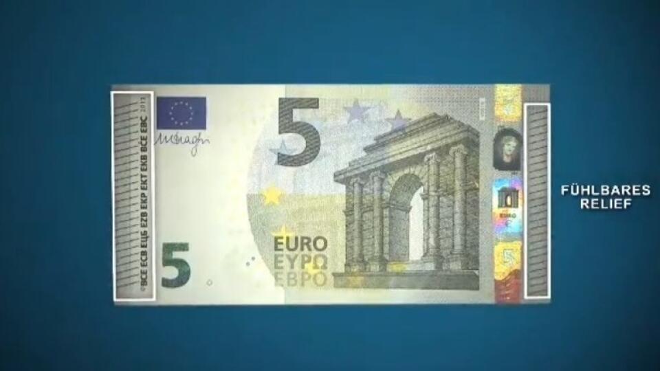 Nová 5-eurová bankovka je lepšie zabezpečená proti falšovaniu.