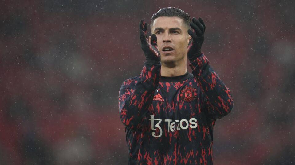 EBE 35 Manchester - Na snímke portugalský útočník United Cristiano Ronaldo počas rozcvičky pred zápasom 35. kola anglickej Premier League vo futbale Manchester United - Brentford FC v Manchestri v pondelok 2. mája 2022. FOTO TASR/AP
Manchester United's Cristiano Ronaldo warms up prior to the English Premier League soccer match between Manchester United and Brentford at Old Trafford Stadium in Manchester, England, Monday, May 2, 2022. (AP Photo/Jon Super)