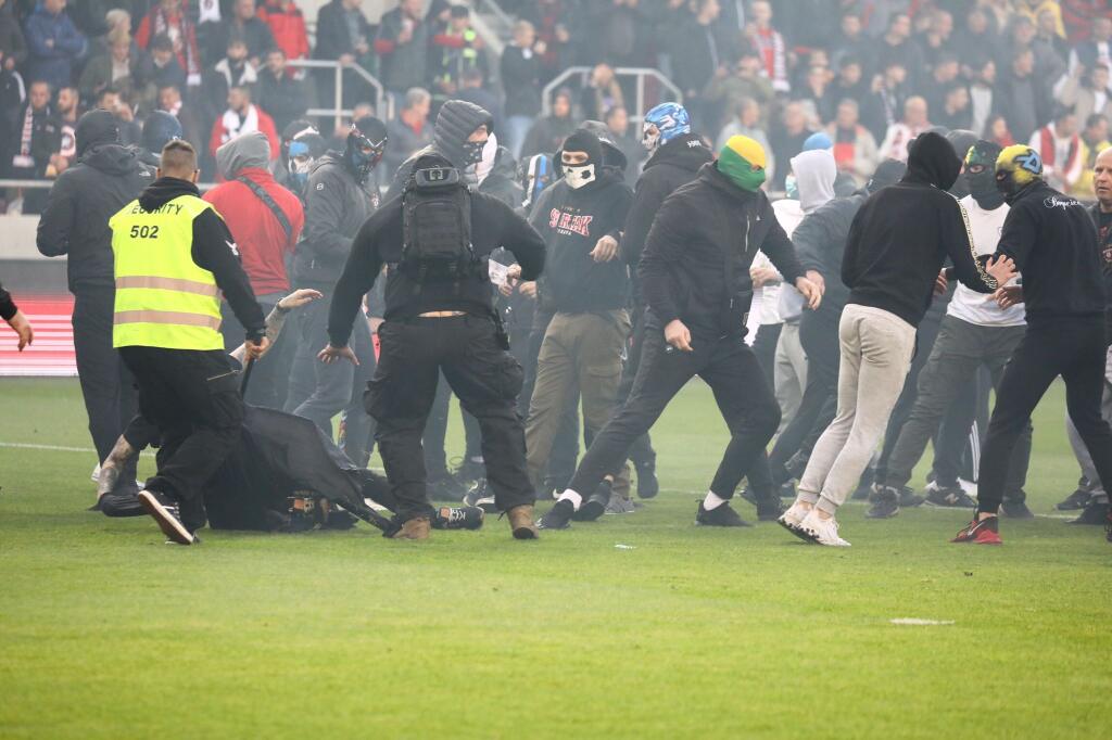 Šokujúce zábery z derby medzi Spartakom Trnava a Slovanom Bratislava. Fanúšikovia sa vtrhli na hraciu plochu a bili sa hlava nehlava.