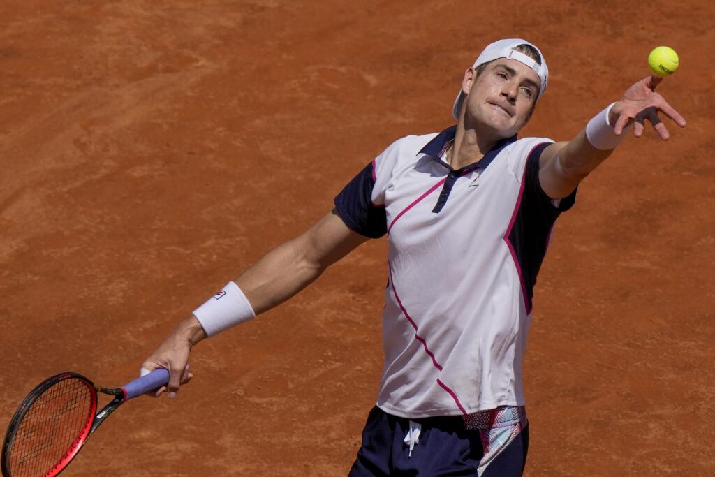 PK 5 Rím - Americký tenista John Isner podáva počas zápasu 2. kola mužskej dvojhry proti Španielovi Rafaelovi Nadalovi na antukovom turnaji ATP Masters 1000 v Ríme v stredu 11. mája 2022. FOTO TASR/AP
John Isner returns the ball to Rafael Nadal during their match at the Italian Open tennis tournament, in Rome, Wednesday, May 11, 2022. (AP Photo/Andrew Medichini)