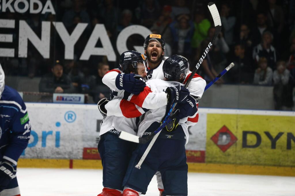 HC Slovan sa teší z titulu Tipos extraligy