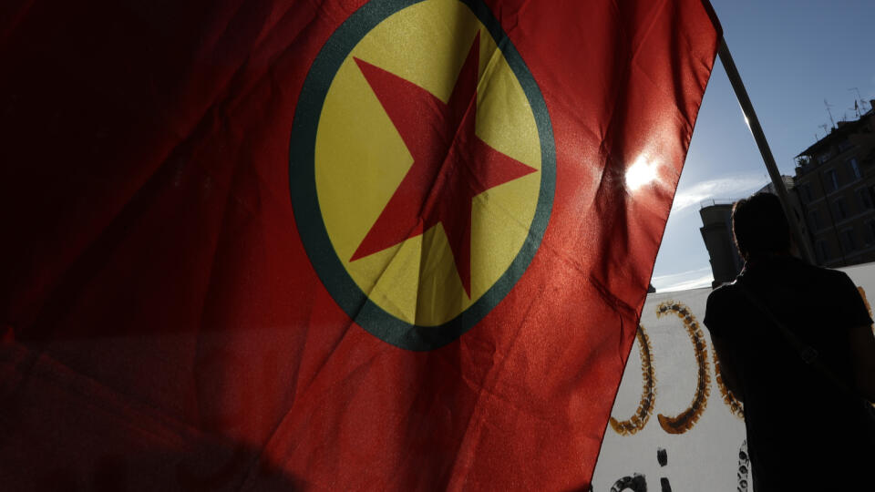 Kurdskí aktivisti mávajú vlajkou Strany kurdských pracujúcich (PKK)