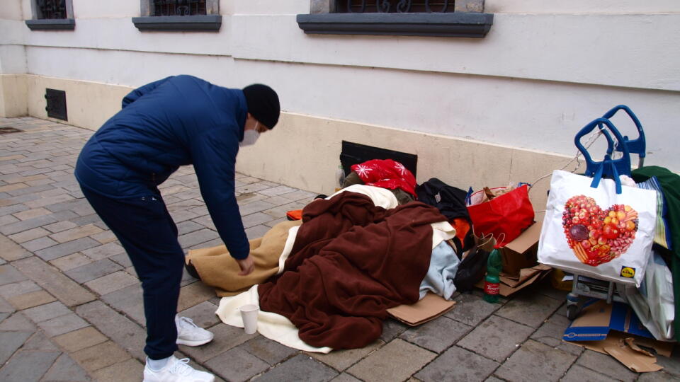 Na snímke bezdomovci sa usídlili na Michalskej ulici v Bratislave 17. januára 2022. FOTO TASR - Miroslav Košírer