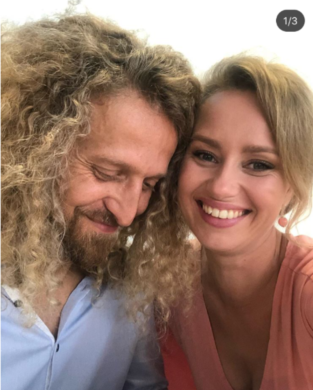 Natália Puklušová s partnerom na svadbe Jany Kovalčíkovej.