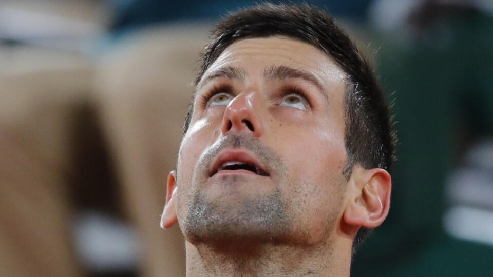 EBE 46 Paríž - Na snímke srbský tenista Novak Djokovič a najvyššie nasadený hráč oslavuje víťazstvo v osemfinále dvojhry mužov na turnaji ATP Roland Garros nad Rusom Karenom Chačanovom 6:4, 6:3, 6:3 v Paríži v pondelok 5.  októbra 2020. FOTO TASR/AP
Serbia's Novak Djokovic celebrates winning his fourth round match of the French Open tennis tournament against Russia's Karen Khachanov in three sets 6-4, 6-3, 6-3, at the Roland Garros stadium in Paris, France, Monday, Oct. 5, 2020. (AP Photo/Christ