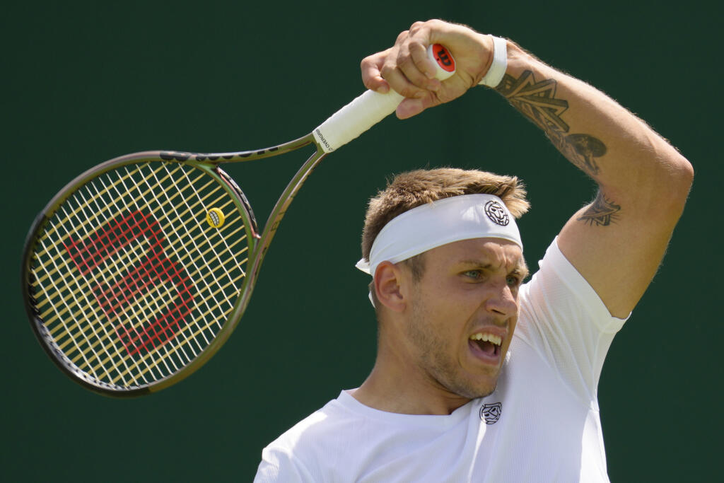 Slovenský tenista Alex Molčan sa prebojoval už do 3. kola wimbledonskej dvojhry. V druhom kole zdolal Američana Marcosa Girona hladko 6:3, 6:2, 6:4.