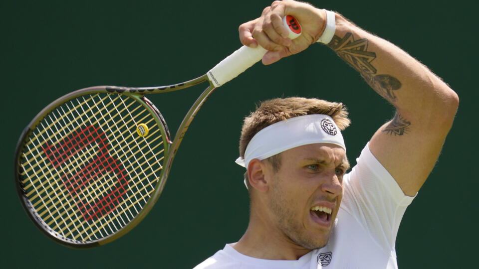 Slovenský tenista Alex Molčan sa prebojoval už do 3. kola wimbledonskej dvojhry. V druhom kole zdolal Američana Marcosa Girona hladko 6:3, 6:2, 6:4.