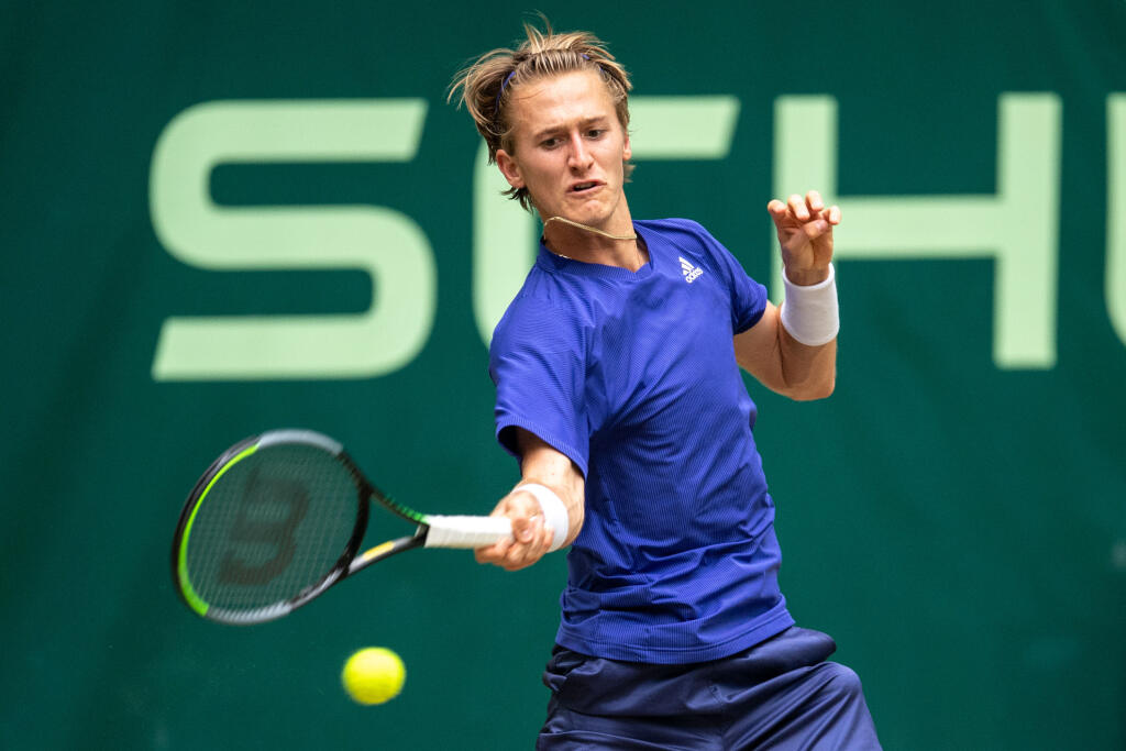 KK13 Halle - Americký tenista Sebastian Korda odvracia loptičku Francúovi Sebastianovi Kordovi vo štvrťfinále dojhry na turnaji ATP v nemeckom Halle 18. júna 2021. FOTO TASR/DPA
18.06.2021, Nordrhein-Westfalen, Halle (westfalen): Tennis: ATP-Tour - Halle/Westfalen, Einzel, Herren, Viertelfinale, Humbert (Frankreich) - Korda (USA). Sebastian Korda in Aktion. Foto: Marius Becker/dpa +++ dpa-Bildfunk +++