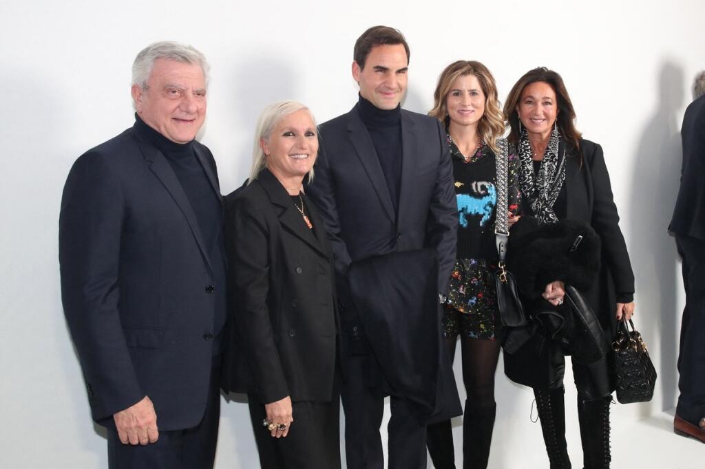 Federerovci si užívali spoločnosť. Zapózovali si aj s generálnym riaditeľom LMVH Fashion Group Sidneym Toledanom, kreatívnou riaditeľkou Dior Mariou Graziou Chiuri a manželkou Toledana Katiou (vpravo).