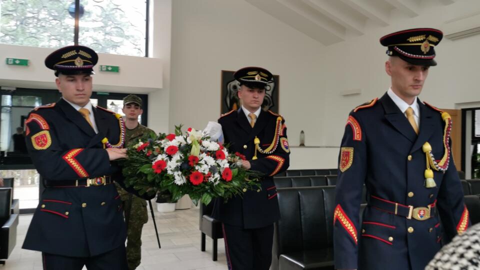 Prezidentka Zuzana Čaputová poslala na poslednú rozlúčku s najstarším československým baníkom Karolom Mikulášom veniec a čestnú stráž.
