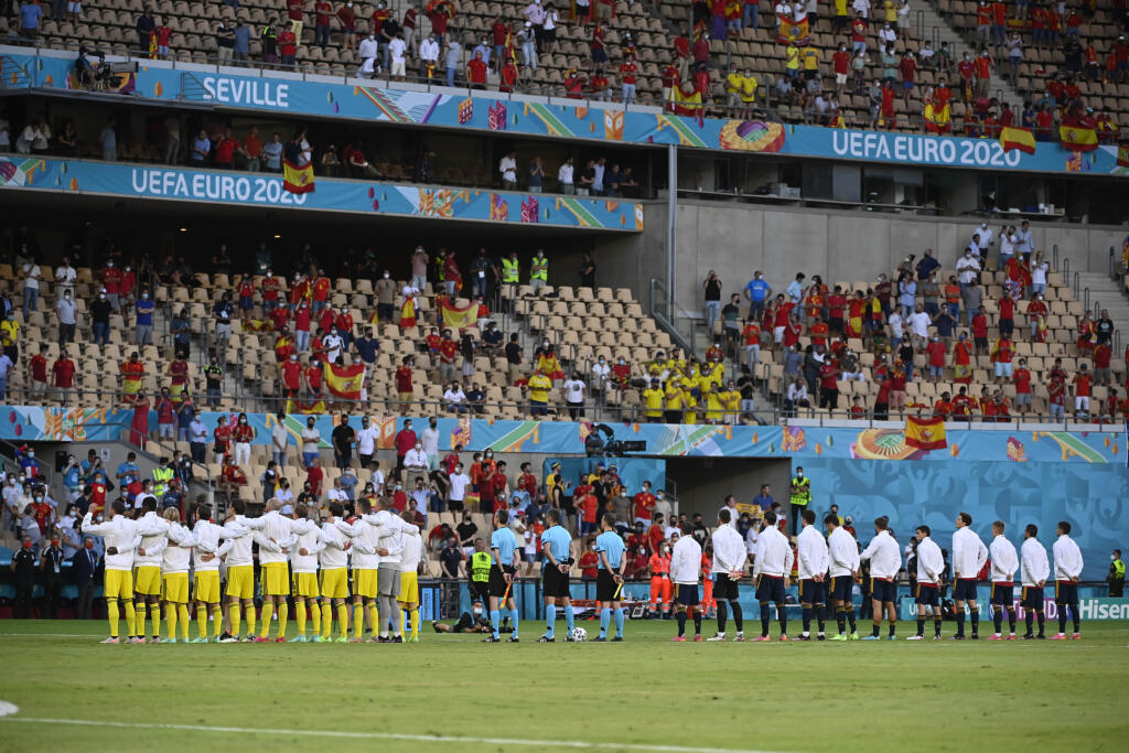 EBE 37 Sevilla - Na snímke vpravo hráči Španielska a vľavo hráči Švédska počas hymien pred zápasom E-skupiny na majstrovstvách Európy vo futbale Španielsko - Švédsko v španielskej Seville 14. júna 2021. FOTO TASR/AP
Spain and Sweden players stand during national anthems prior to the start of the Euro 2020 soccer championship group E match between Spain and Sweden at La Cartuja stadium in Seville, Monday, June 14, 2021. (AP Photo/Pierre Philippe Marcou, Pool)