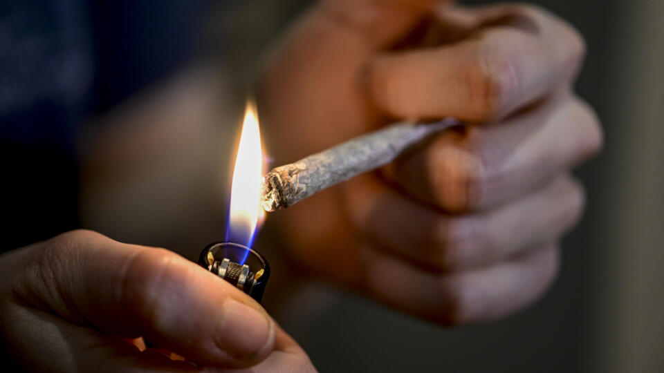 Na archívnej snímke z 20. februára 2024 osoba si zapaľuje marihuanovú cigaretu. Na ceste k legalizácii marihuany v Nemecku bola v stredu 21. februára 2024 odstránená ďalšia prekážka. Vplyvný zdravotnícky výbor nemeckého parlamentu, Spolkového snemu, schválil legislatívny plán koalície s niekoľkými dodatkami, uviedli zdroje z výboru.