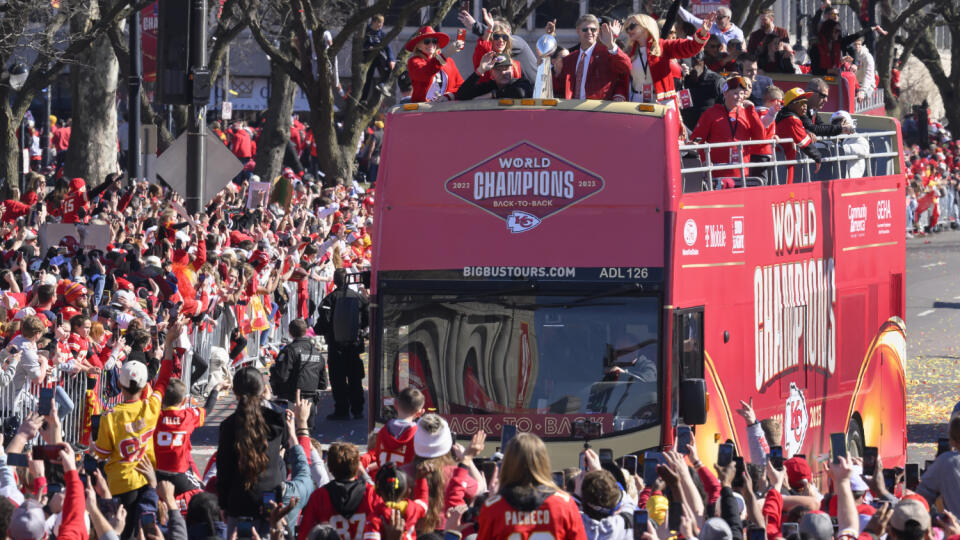 Výkonný riaditeľ tímu Kansas City Chiefs oslavuje s trofejou víťazstvo a titul v Super Bowle počas sprievodu v uliciach Kansas City 14. februára 2024.