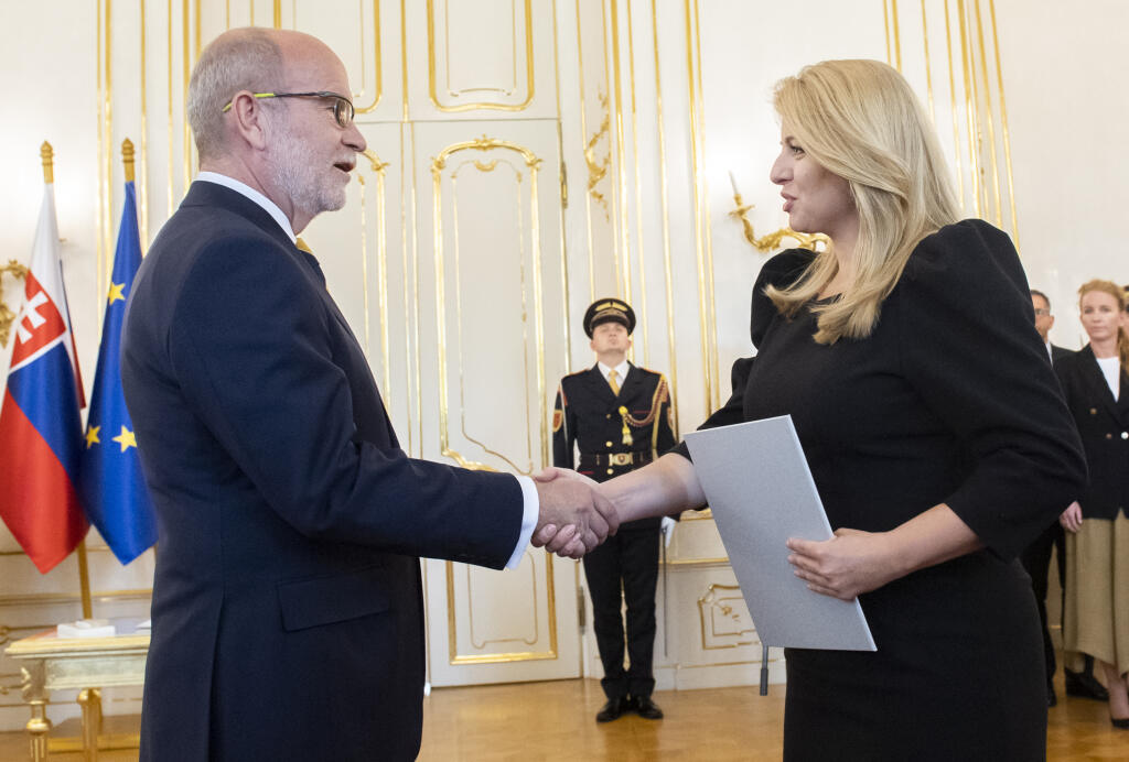 Prezidenta SR Zuzana Čaputová (vpravo) v utorok 13. septembra 2022 v Prezidentskom paláci prijala demisiu ministra zahraničných vecí a európskych záležitostí Ivana Korčoka (nominant SaS). Vo funkcii ho vystriedal Rastislav Káčer (vľavo). FOTO TASR - Martin Baumannn