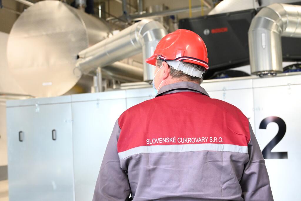 Na snímke zamestnanec spoločnosti Slovenské cukrovary s.r.o. vo vnútorných priestoroch novej plynovej kotolne počas slávnostného otvorenia v Seredi v piatok 22. októbra 2021. FOTO TASR - Lukáš Grinaj