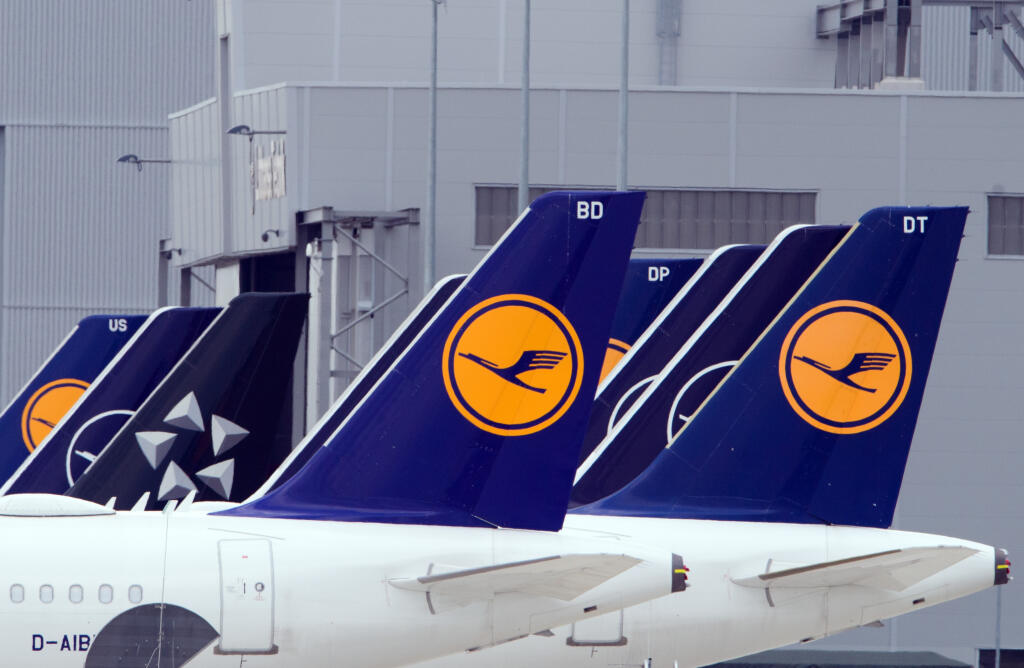 PK 2 archív Schönefeld - Na archívnej snímke z 2. júla 2020 lietadlá nemeckej leteckej spoločnosti Lufthansa stoja na letisku v Schönefelde. Lufthansa chce vrátiť štátnu pomoc po silnom zisku, ktorý dosiahla v uplynulom 3. štvrťroku. Jej výsledky podľa vedenia signalizujú, že sa už dostala z problémov, ktoré spôsobila v leteckej doprave pandémia ochorenia COVID-19. FOTO TASR/DPA

ARCHIV - 02.07.2020, Brandenburg, Schönefeld: Flugzeuge der Fluggesellschaft Lufthansa stehen am Rand des Rollfeldes 