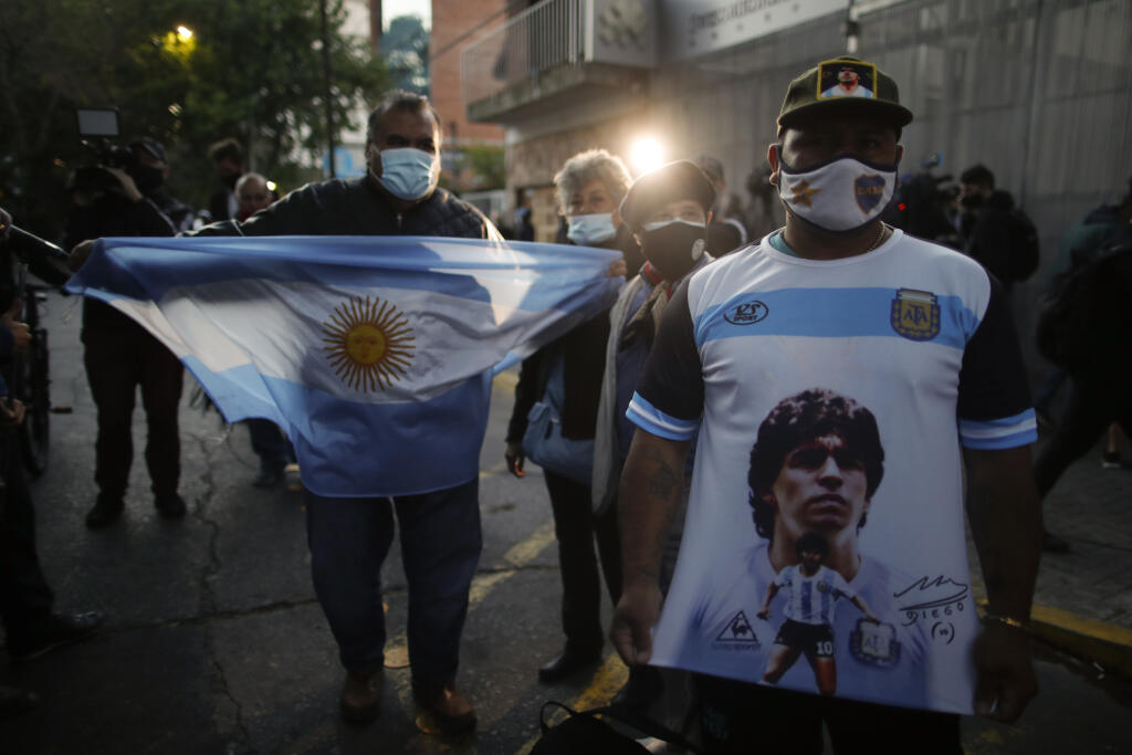 WA 7 Buenos Aires - Fanúšikovia legendárneho argentínskeho futbalistu Diega Maradonu sa zhromaždili pred nemocnicou Olivos v Buenos Aires, v ktorej Maradona úspešne podstúpil akútnu operáciu pre krvácanie do mozgu v Buenos Aires v utorok 3. novembra 2020. Informoval o tom v stredu jeho osobný lekár a neurológ Leopoldo Luque, ktorý ho aj operoval. Maradonu v pondelok hospitalizovali s príznakmi depresie, anémiou a dehydratáciou na súkromnej klinike v meste La Plata, kde mu však v utorok pri vyšet