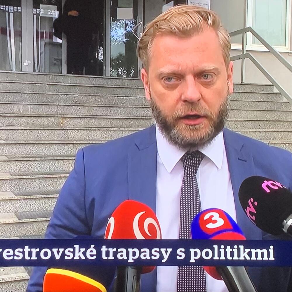 Juraj Krúpa sa práve rozprával s novinármi, keď Saková vyšla z budovy za jeho chrbtom.