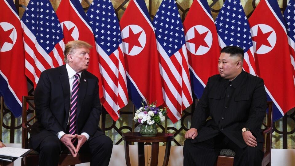 Donald Trump a Kim Čong-un na spoločnom summite.