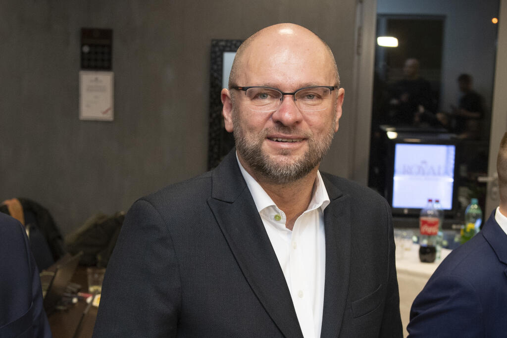 Líder strany Sloboda a Solidarita (SaS) Richard Sulík reaguje počas volebnej noci vo volebnej centrále strany v Bratislave 1. marca 2020. FOTO TASR - Pavel Neubauer


