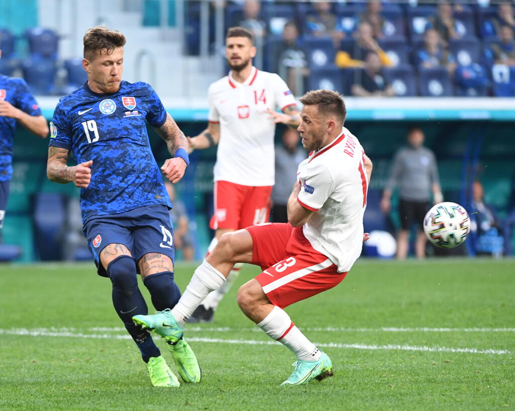 Na snímke sprava poľský hráč Maciej Rybus a slovenský hráč Juraj Kucka v zápase E-skupiny na majstrovstvách Európy vo futbale Poľsko - Slovensko 14. júna 2021 v ruskom Petrohrade. FOTO TASR - Martin Baumann