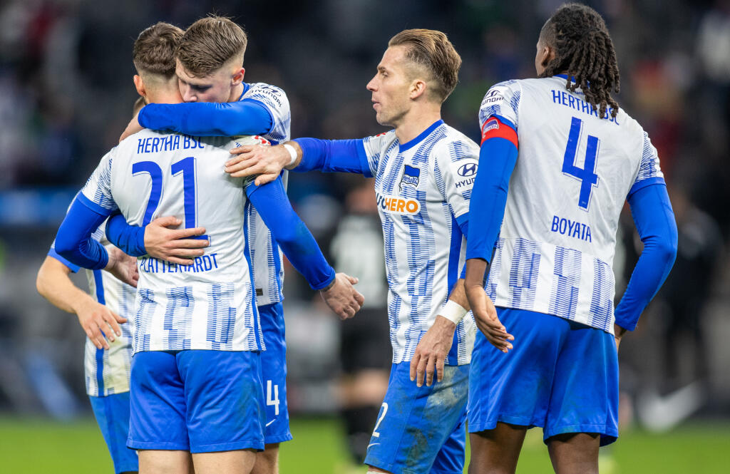WA 62 Berlín - Slovenský futbalový reprezentant v drese Herthy Berlín Peter Pekarík (druhý sprava) a jeho spoluhráči Marvin Plattenhardt (vľavo chrbtom), Anton Kade (druhý zľava tvárou) a Dedryck Boyata (vpravo) sa tešia po výhre 1:0 v zápase 9. kola nemeckej Bundesligy Hertha Berlín – Borussia Mönchengladbach v Berlíne v sobotu 23. októbra 2021.
23.10.2021, Berlin: Fußball: Bundesliga, Hertha BSC - Borussia Mönchengladbach, 9. Spieltag, Olympiastadion. Herthas Marvin Plattenhardt (l-r), Ant