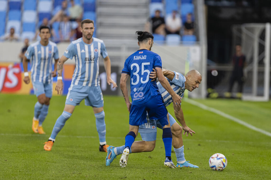 Na snímke Jaba Kankava a Grigol Chabradze počas prvého zápasu prvého predkola UEFA Ligy Majstrov 2022/23 medzi ŠK Slovan Bratislava a FC Dinami Batumi.