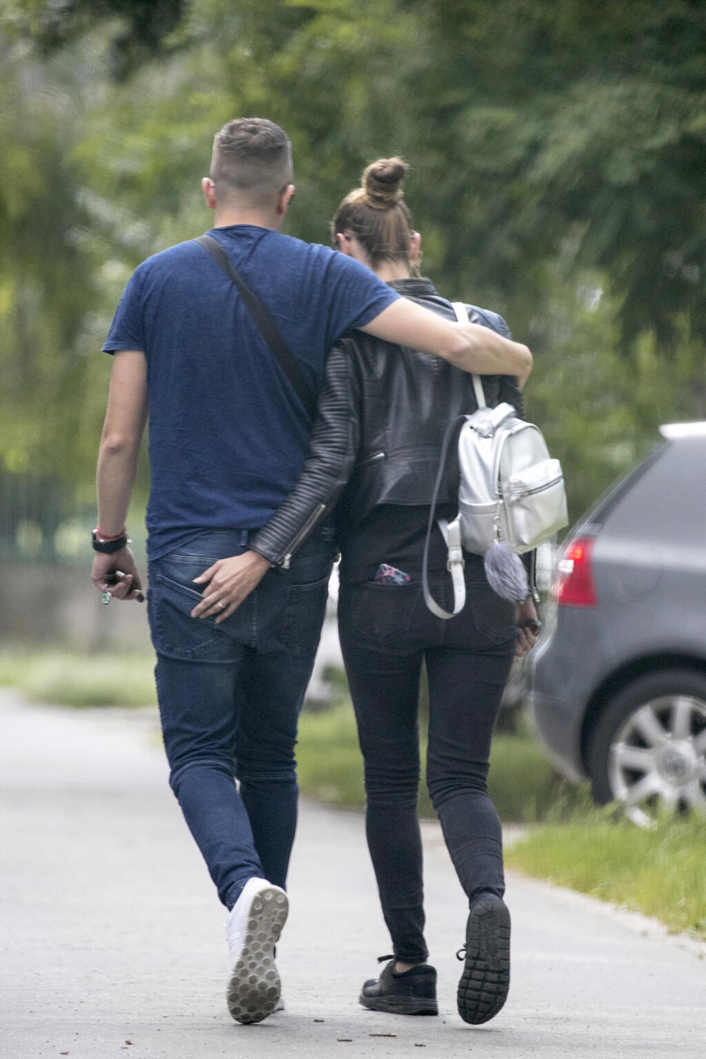 Na snímke sestra zosnulého futbalistu Juraja Halenára, Kristína, ktora prišla domov spolu s priateľom.