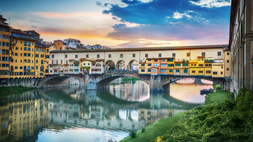 Famous,Bridge,Ponte,Vecchio,On,The,River,Arno,In,Florence,