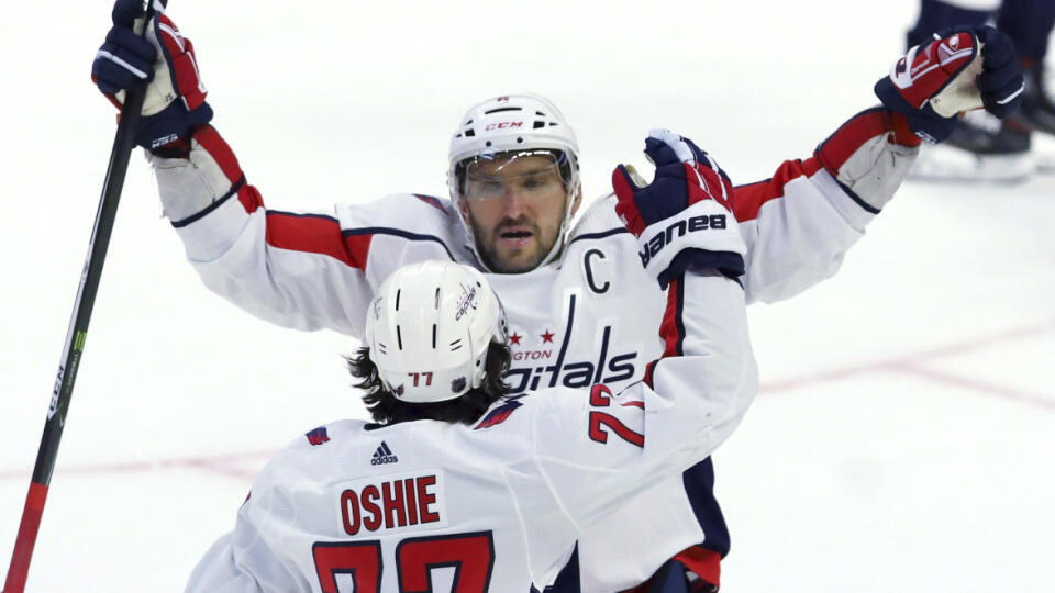 KK24 Ottawa - Alexander Ovečkin (8) z Washingtonu Capitals sa teší z gólu so spoluhráčom T.J. Oshiem počas zápasu zámorskej NHL proti Ottawe Senators 31. januára 2020 v Ottawe. FOTO TASR/AP
Washington Capitals left wing Alex Ovechkin (8) celebrates with right wing T.J. Oshie (77) after scoring against the Ottawa Senators during the third period of an NHL hockey game Friday, Jan. 31, 2020, in Ottawa, Ontario. (Fred Chartrand/The Canadian Press via AP)